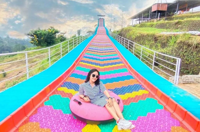 <p>Ket foto: Wisata Malang Dreamland cocok untuk pecinta wahana Rainbow Slide, yuk cobain! (Foto/Instagram/niapurwati)</p>
