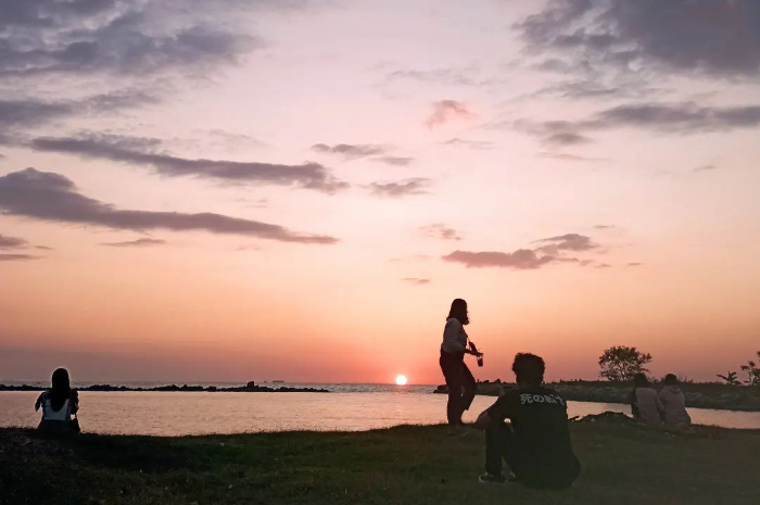 <p>Ket foto: Serunya quality time di wisata Pantai Akkarena Makassar (Foto/Instagram/firdaus.auliarahman)</p>
