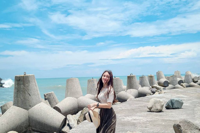 <p>Ket foto: Indahnya gugusan pemecah ombak di wisata Pantai Glagah Yogyakarta (Foto/Instagram/bellamomssy)</p>

