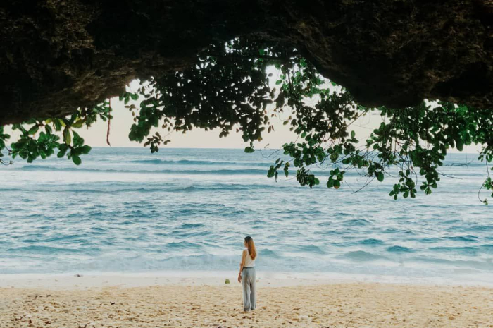 <p>Ket foto: View dari wisata Pantai Green Bowl yang ada di Bali, bikin sulit berkedip (Foto/Instagram/tmps.lisa)</p>
