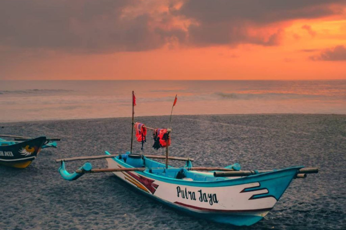 <p>Ket foto: Indahnya wisata Pantai Kuwaru yang ada di Yogyakarta, senjanya bikin jatuh hati (Foto/Instagram/anismanto)</p>
