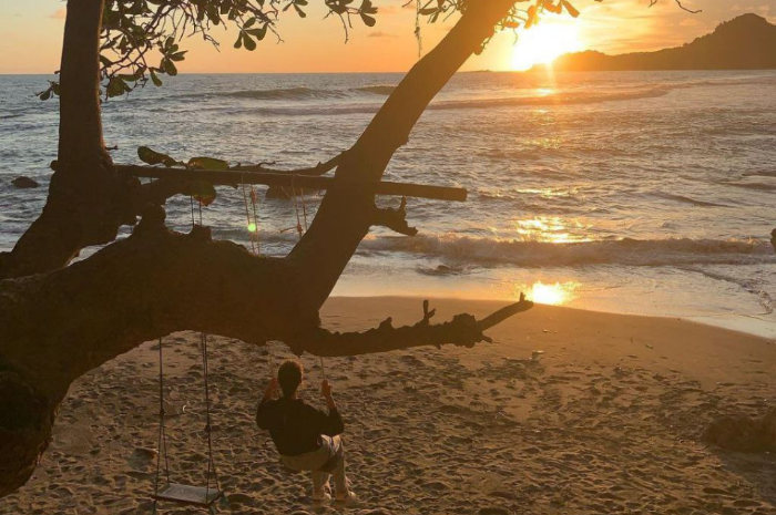 <p>Ket foto: Keindahan wisata Pantai Lampon Kebumen yang memikat (Foto/Instagram/nabillasp)</p>
