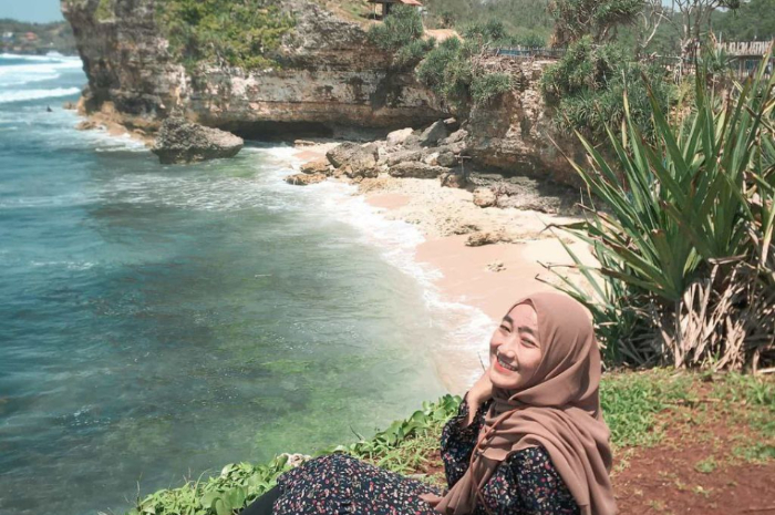 <p>Ket foto: Intip keindahan wisata Pantai Nglolang Yogyakarta, surga tersembunyi yang cocok untuk pecinta ketenangan (Foto/Instagram/aamaliad)</p>
