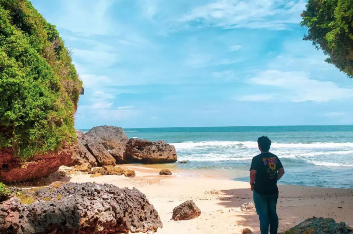<p>Ket foto: Rekomendasi tempat healing di Yogyakarta, wisata Pantai Ngunggah (Foto/Instagram/adhiiwicaksonoo)</p>
