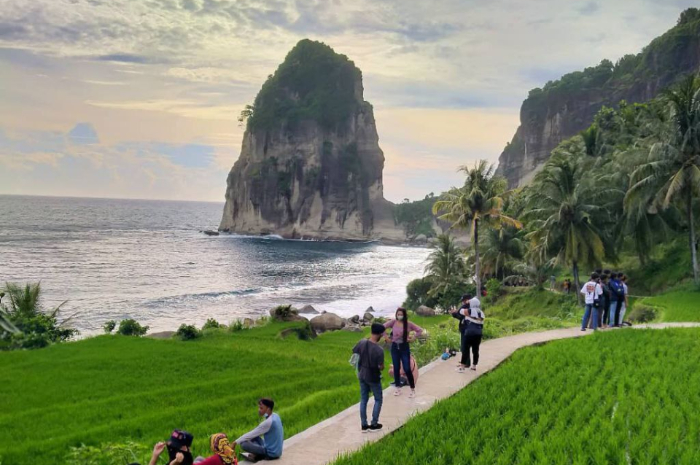 <p>Ket foto: Wisata Pantai Pangasan Pacitan yang mempesona di tengah hamparan sawah (Foto/INstagram/pantaipangasan)</p>
