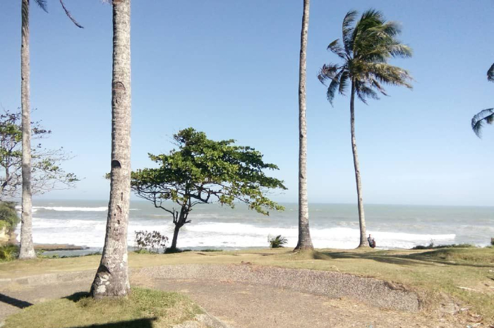 <p>Ket foto: Potret wisata Pantai Pangumbahan Sukabumi yang cantik (Foto/Instagram/avemathewski)</p>
