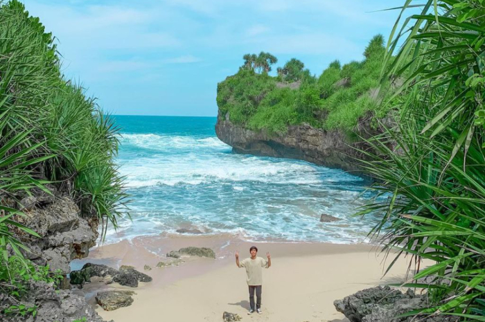 <p>Ket foto: Keindahan wisata Pantai Peyuyon Yogyakarta yang masih sangat alami (Foto/Instagram/isnansyas)</p>
