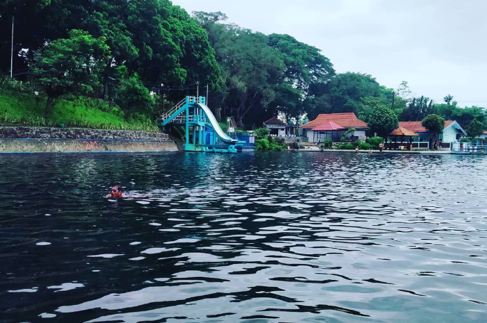 <p>Ket foto: Serunya berlibur di wisata Pemandian Alam Selokambang Lumajang (Foto/Instagram/vani884)</p>
