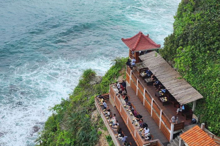 <p>Ket foto: Nikmati keindahan wisata Puncak Segoro Yogyakarta yang menyuguhkan lanskap pantai dari tepi jurang (Foto/Instagram/@puncaksegoro) </p>
