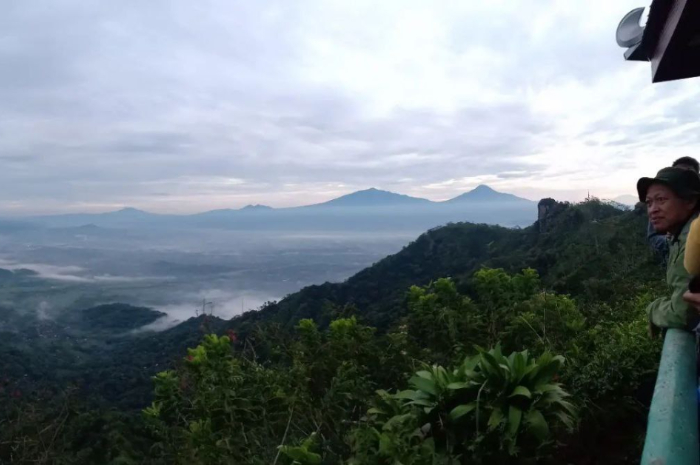 <p>Ket foto: Pesona wisata Puncak Suroloyo dengan view alam sekitarnya (Foto/Instagram/bambangmuryanto)</p>

