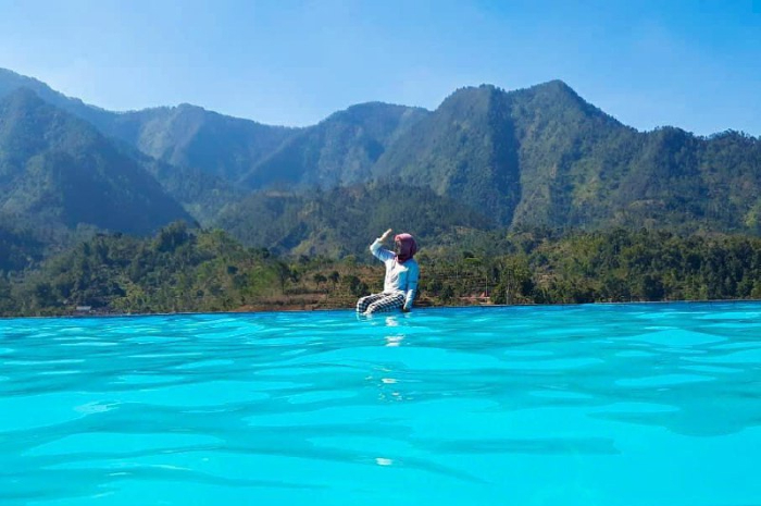 <p>Ket foto: Indahnya panorama dari wisata Soko Langit Wonogiri dengan kolam renangnya (Foto/Instagram/yusi.ns)</p>
