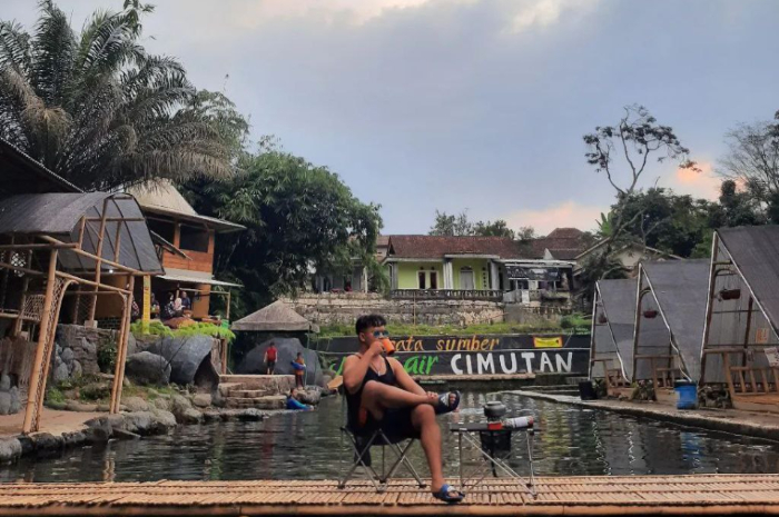 <p>Ket foto: Asyiknya bermain di Wisata Sumber Mata Air Cimutan Kasomalang Subang, airnya super segar (Foto/Instagram/mr_joeoktavian14)</p>
