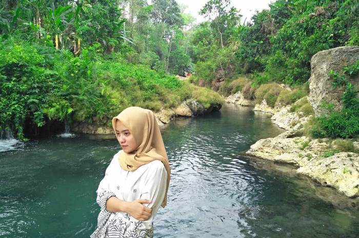 <p>Ket foto: Serunya menikmati kesegaran di wisata Sumber Mata Air Krawak Tuban (Foto/Instagram/putritilana)</p>
