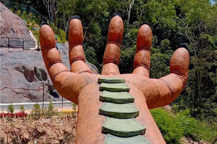 <p>Ket foto: Spot foto berbentuk tangan di wisata Talaga Langit Cirebon (Foto/Instagram/talaga.langit)</p>
