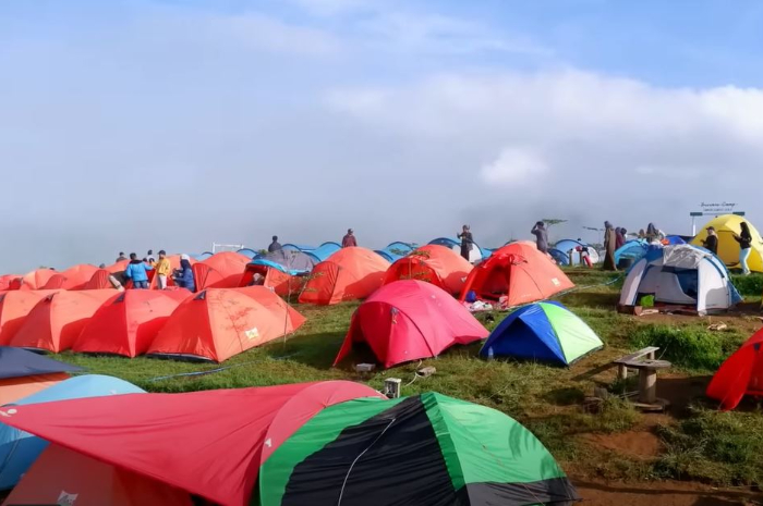 <p>Ket foto: Wisata Taman Langit Bandung suguhkan pemandangan alam yang indah, bisa kemah juga lho! (Foto/Tangkap layar YouTube/@TempatWisataHits)</p>
