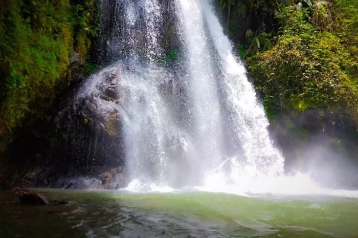 <p>Ket foto: Wisata Curug Luhur Talegong menjadi destinasi memukau di Garut (Foto/Instagram/curug_luhur)</p>
