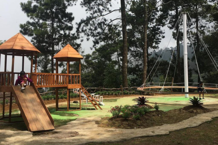 <p>Ket foto: Wisata The Lawu Park Tawangmangu cocok untuk tujuan berlibur bersama keluarga saat Lebaran (Foto/Instagram/@the_lawupark)</p>
