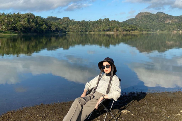 <p>Ket foto: Nyantai di pinggir Waduk Sermo Yogyakarta, wisata menarik yang patut dicoba (Foto/Instagram/ameliaelle)</p>
