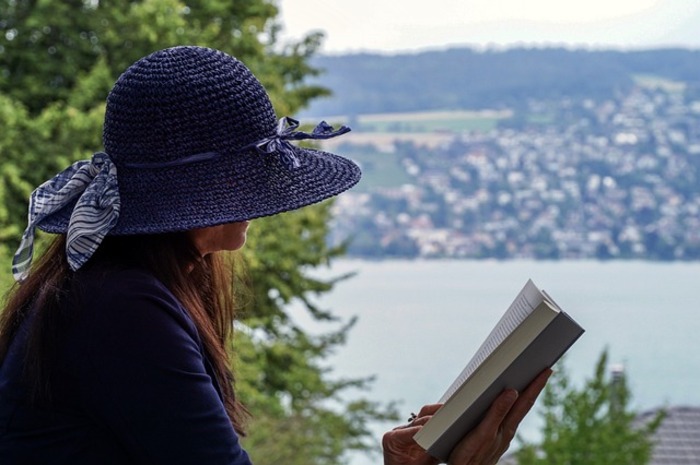 <p>Ket Foto: Ilustrasi foto seseorang yang sedang membaca buku (Foto/Pixabay/Pendiam)	</p>
