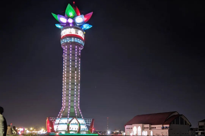 <p>Ket foto: Pesona wisata Menara Pandang Teratai Purwokerto di malam hari (Foto/Instagram/r.mutsaqqif)</p>

