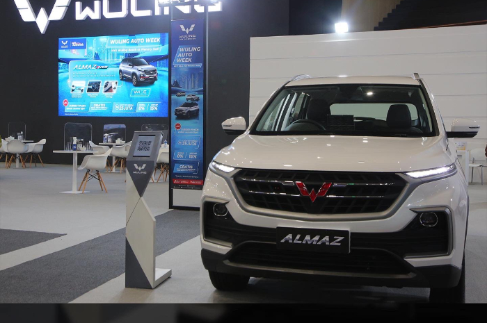 <p>Ket Foto: Wuling Almaz dengan warna putih dan memiliki desain interior yang mewah (Foto/Twitter/wulingmotorsid)</p>