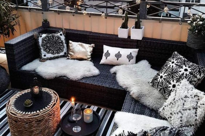 Ket Foto: Contoh Balkon Minimalis Hitam Putih (Foto/Pinterest @pinterest)