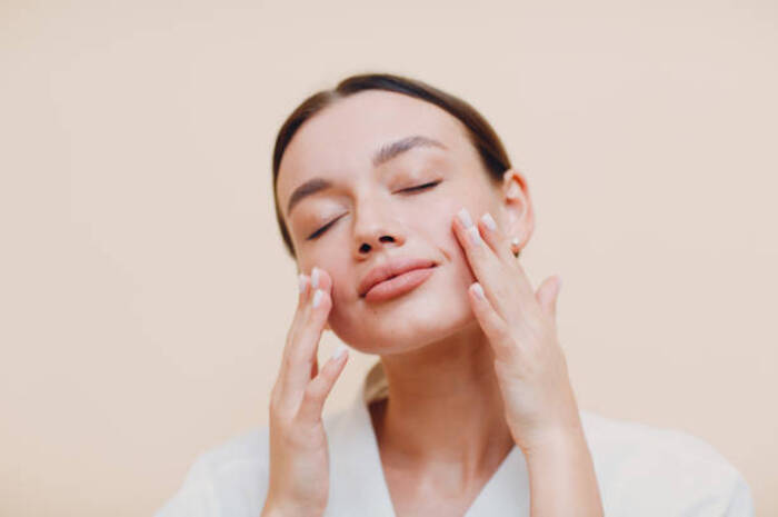 <p>Ket Foto: Ilustrasi foto seseorang yang sedang memegang wajah (Foto/Pixabay/Wajah)	</p>
