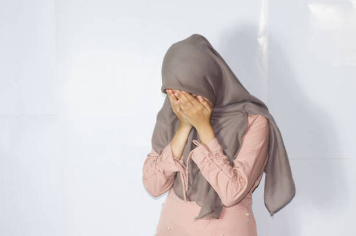 <p>Ket Foto: Ilustrasi foto seorang yang sedang menutupi wajahnya (Foto/Pixabay/Introvert)	</p>
