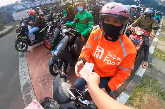 <p>Foto: Video capture video Youtuber Doni Salmanan bagi-bagi uang.</p>
