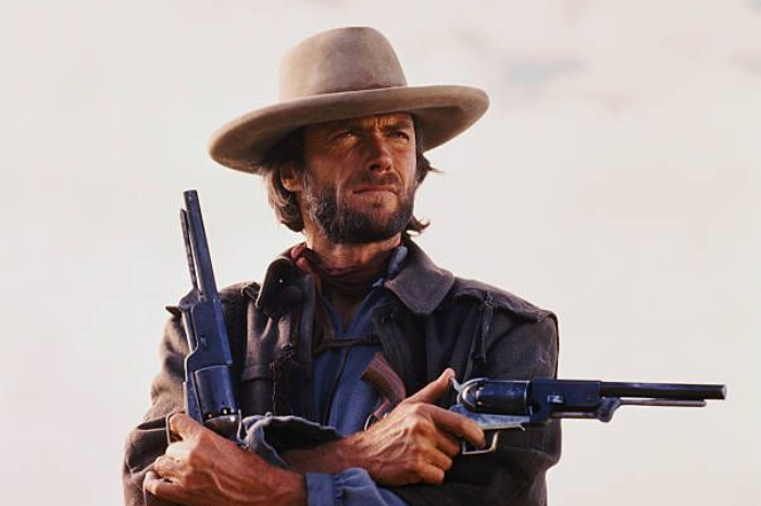 <p>Ket Foto: Clint Eastwood Pemeran Utama Film Kellys Heroes (Foto/Pinterest @Gettyimages</p>
